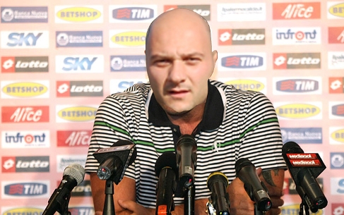 20090708 - UDINE - SPR : CALCIO: PALERMO: CONFERENZA STAMPA NUOVO TECNICO ZENGA. Il nuovo allenatore del Palermo Walter Zenga durante la conferenza stampa all'Hotel La' di Moret di Udine oggi 8 luglio 2009, in assunza del presidente Maurizio Zamparini. ANSA / ALBERTO LANCIA / PAL